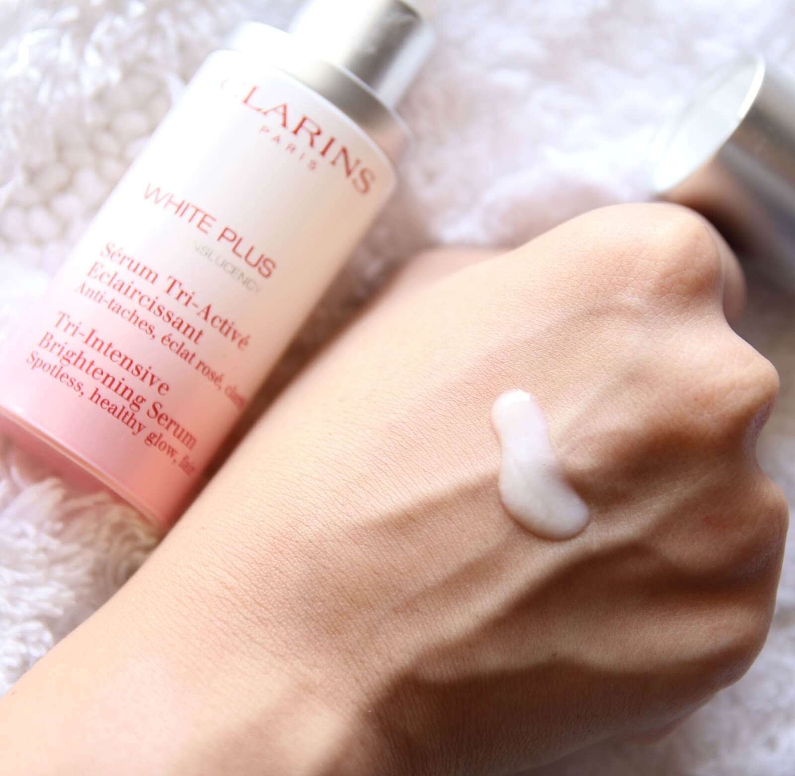 Clarins White Plus Tri-Intensive Brightening Serum 10 ml.​  เซรั่มเพื่อผิวกระจ่างใสสำหรับผิวสวยดูเปล่งประกายทุกมิติ (แตกต่าง เปล่งประกาย และดูมีสีสัน) ด้วยส่วนผสมจาก Acelora Fruit เผยผิวใสราวกับคริสตัล คิดค้นขึ้นเป็นพิเศษสำหรับผิวของคนเอเชีย 